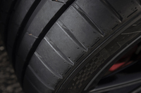 高剛性リブとワイドブロック設計を採用。高い走行安定性に寄与している。