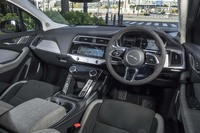 液晶パネルが多用されるものの、未来的過ぎないインテリアのデザインからは安心感も得られる。