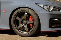 足もとの仕様は、軽量な鍛造1ピースホイール「LM GT4」と、ミシュランのハイパフォーマンスタイヤ「パイロットスポーツ4 S」の組み合わせで、とにかく操作に対するレスポンスがよい。