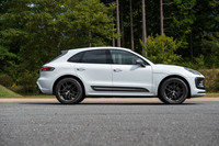 「マカンT」には専用チューニングの可変ダンパー「PASM」が装備されており、その車高は「マカン」や「マカンS」の1621mmに対し、1606mmとなっている。