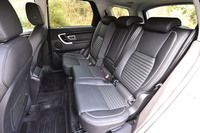 後席は60:40の分割可倒式。右側席のみ、または中央席と左側席のセットで前後方向にスライドできる。写真は、右側席をほかのシートよりも前方に動かした状態。