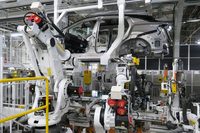 パワートレイン一括搭載システムでは、シャシーやパワートレイン、ドライブトレインなどからなるアンダーフロアを一括でボディーに組み付ける。複数の工程を一工程にまとめると同時に、その完全自動化を実現した。