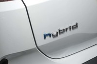 リアゲートに貼られた「hybrid」のバッジ。