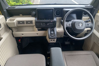 トリム色がナチュラルなアイボリーとなり、シート表皮にジャージー素材が用いられた「FUN」グレード。