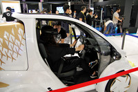 ヘッドセットを装着してVRでドライブ体験。ハンドルやペダルの操作は不要だが、つい手足が動いてしまう。