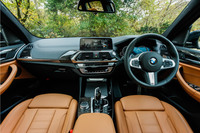 先代譲りの運転席まわり。中央には10.25インチのタッチパネル式コントロールディスプレイが備わる。