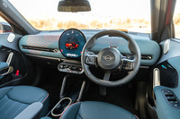 インストゥルメントパネルのつくりは他の新世代MINIと変わらない。ダッシュボードの天面やドアパネルは厚みのあるニットで覆われている。