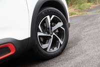 ガソリンモデルの導入を機に、ディーゼルモデルも含めて、標準装着タイヤのサイズが225/55R18に変わり、カテゴリーもオールシーズンタイヤからサマータイヤに変更された。試乗車は「ミシュラン・プライマシー4」を履いていた。