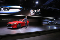 新型「マツダ3」は2018年のロサンゼルスモーターショーで世界初公開。日本では2019年の東京オートサロンでお披露目された。