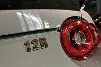 「マツダ スピリット レーシング・ロードスター12R」のリアに備わるエンブレム。4代目ロードスターの国内仕様ソフトトップモデル初となる2リッター直4エンジンの搭載もトピックだ。