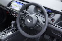 ステアリングホイールはクラシカルな2本スポークタイプ。操舵に対する反応はスローすぎずクイックすぎずで心地よい。