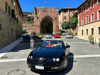 13世紀末に歴史をさかのぼる共同井戸、フォンテヌオーヴァを背景に「スパイダー3.0V6」(手前)。当日はまさにスパイダー日和であった。