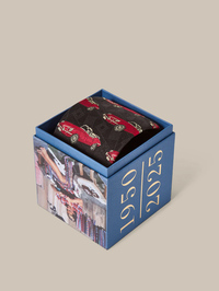 「ロバート・タルボット」の2026年春夏コレクションから。イタリア・コモ製シルクを用いた「ヴィンテイッジ・コレクション」のひとつである「カーズ’97」。公式サイトでの価格は214ユーロ(約3万6000円)。リミテッドエディションボックスが付く。(photo:Robert Talbott)