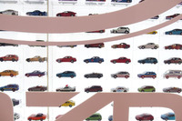 さらに「MINIATURE CAR WALL」に近づくと、壁の中に無数のミニカーを発見。