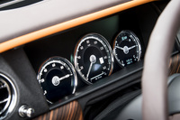 クロームのリングが目を引く3連メーター。メーターリングの内側は、液晶表示になっている。