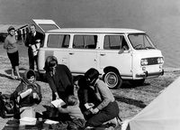 「フィアット850ファミリアーレ」。イタリアではワゴンを意味する車名のとおり、7人乗りの乗用モデル。サイズもキャラクターも日本の初代「マツダ・ボンゴ コーチ」に近い。