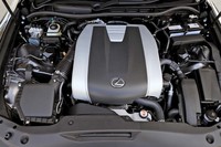 「IS350」のエンジンは、自然吸気の3.5リッターV6。300PSオーバーの最高出力(318PS)を誇る。