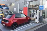 近所の日産ディーラーで充電中の「ホンダe」。日産ディーラーがたまたまの定休日につき、気兼ねなく充電できてよかった……。