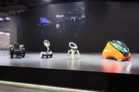 トヨタブースに展示された、さまざまな小型モビリティー。写真左から「challenge me」「boost me」「walk me」、そして子ども用の「TOYOTA Kids mobi」。