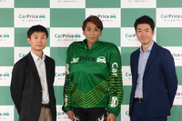 写真左から、カープライスの林 耕平 代表取締役、ブランドアンバサダーを務める森 且行選手、そしてカープライスの梅下直也 代表取締役。