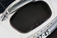 リアのトランクルームの容量は96リッター。フロント側と同様、走行後には荷物が温まる程度の熱がこもる。