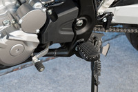 オフロードバイクそのままのフットレストと、トランスミッションのフットレバー。トランスミッションは5段で変速比は2.285~0.863。減速比(1次/2次)は2.960/2.733となっている。