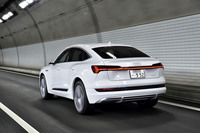 一充電最大走行可能距離はWLTCモードで405km。日本全国にある約 7800 カ所の急速充電ステーション のうちの8割以上が「e-tron charging card」(NSC 準拠)に対応しており、充電後の支払いを簡単にすませることができるという。