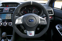 「NBR CHALLENGE PACKAGE」専用の、ウルトラスエード巻きステアリングホイール。シルバーのセンターマークやステッチで飾られる。