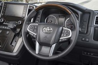 ステアリングホイールは本革と木目調パーツの組み合わせ。シフトパドルは備わっていない。