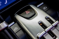 センターコンソールに備わる、電動ソフトトップ(左)とウインドディフレクター(右上)の操作スイッチ。モダンなオープンカーらしくロック解除などの手間は不要で、このボタンだけで開閉操作が可能となっている。