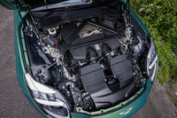 メルセデスAMG製の4リッターV8ツインターボをベースに、アストンマーティンが独自のリファインを加えたというエンジンをフロントミドに搭載。最高出力680PS/6000rpm、最大トルク800N・m/2750-6000rpmを発生する。