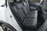 リアシートは座面の前後調整と背もたれの角度調整が3座個別でできる。駆動用リチウムイオンバッテリーは座面の下に搭載されている。