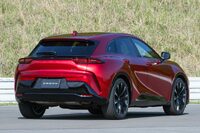 テールランプの上のCピラーに注目。大きく張り出したリアフェンダーに対し、いかにキャビンの後端が絞り込まれているかが分かる。