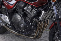 最高出力56PS、最大トルク39N・mを発生するNC42E型エンジン。排気量が小さいぶん、1万回転を優に超す高回転を気兼ねなく楽しめるのもうれしい。