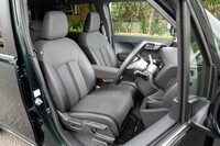 シートの表皮はレザー調素材のプライムスムースとトリコットの組み合わせ。表皮だけでなく、座面と背もたれに厚みがある上等なシートだ。