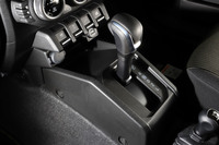 4段ATのシフトセレクター。2ペダル仕様にCVTやシングルクラッチ式ATではなく、コンベンショナルなトルコン式ATを採用したのは、オフロードでの走破性能や耐久性を重視したためだ。