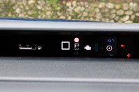 フロントウィンドウ直下に配置されたメーターパネル。画面右側はドライブコンピューターやパワーインジケーター、エネルギーモニター(写真)などから表示情報を選択できる。