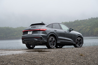 新型のボディーサイズは全長×全幅=4715×1900mm。この試乗車はオプションのエアサス装着のため、全高は標準よりも15mm低い1630mmとなっている。