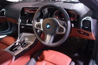 ハンドル位置は基本的に右のみ。「M850i xDriveグランクーペ」だけは左右が選べる。