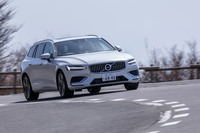 「T8 Twin Engine AWDインスクリプション」では「V60」シリーズで最も大口径となる235/40R19サイズのタイヤを装着。サスペンションも含め、乗り心地はやや硬めだ。「T5インスクリプション」にオプション設定される電子制御ダンパーは、システム等の搭載スペースの関係でPHVには導入されない。