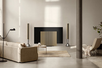 極めて高いサウンドクオリティーのみならず、エレガントなデザインとそこに息づくクラフトマンシップが魅力のBang & Olufsen。ホームシアターの主役となる「Beovision Harmony」は、スピーカーカバーにスクリーンが隠れるデザイン。電源投入とともにカバーが展開し、スクリーンがせり上がる瞬間に心が躍る。ステレオスピーカーの「Beolab 28」などと組み合わせることでシステムアップが可能だ。