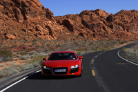 アウディR8(4WD/2ペダル6MT)【海外試乗記】の画像