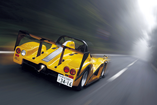 【スペック】全長×全幅×全高=3660×1630×1080mm/ホイールベース=2220mm/車重=490kg/駆動方式=MR/1.2リッター直4DOHC16バルブ(190ps/10500rpm)/価格=1098万円