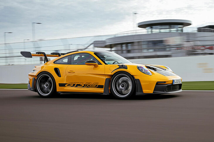 ポルシェ911 GT3 RS:再び、最も過激な「911」が高回転型の自然吸気エンジンを搭載し、最高出力525PSのパワーの後輪駆動で駆け抜ける。「GT3 RS」は、サーキットでのパフォーマンスをさらに高めるために、モータースポーツの兄弟である「911 GT3 R」と「911 RSR」の技術を導入している。