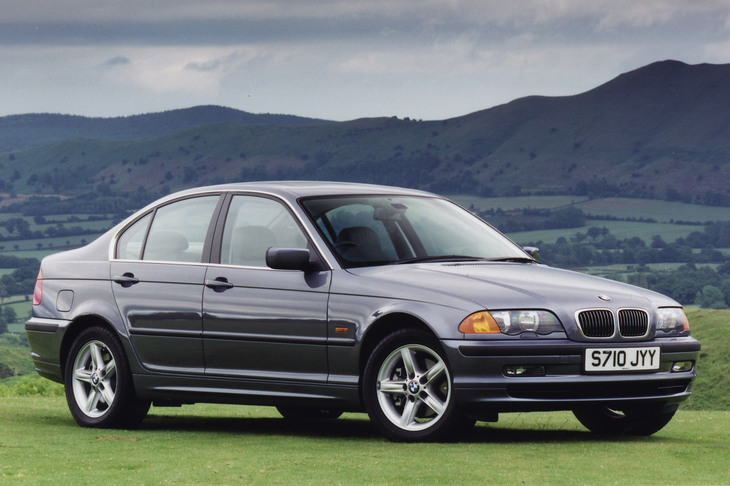 ファンの間では「E46」というコードネームで呼ばれる、4代目「BMW 3シリーズ」(1998-2006年)。クリス・バングル氏によるデザイン改革以前のBMWは、FRならではのバランスのよさをストレートに表現した、端正なモデルが多かった。