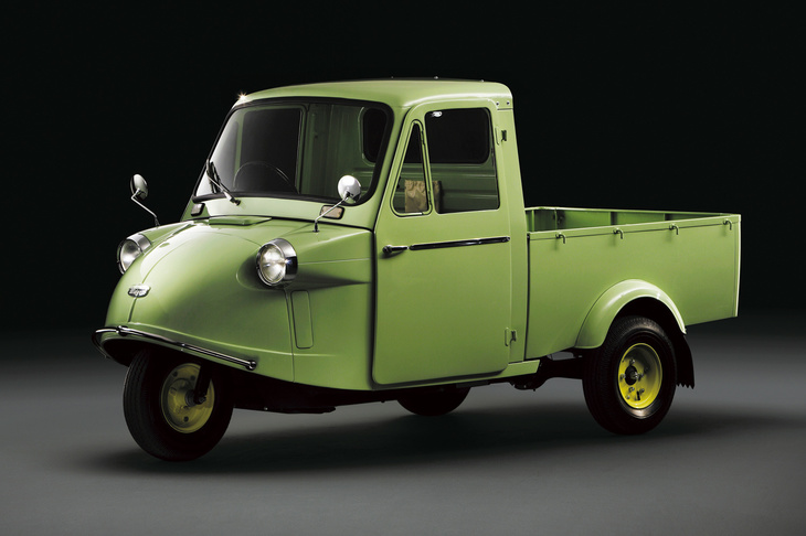 「ミゼット」は1959年に丸ハンドルを持つ「MP」型にフルモデルチェンジ。後に鉄製のルーフを持つモデルが登場し、快適性や実用性が大幅に改善された。