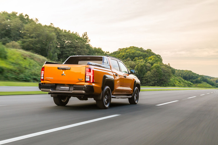 三菱トライトンGSR(走行シーン)