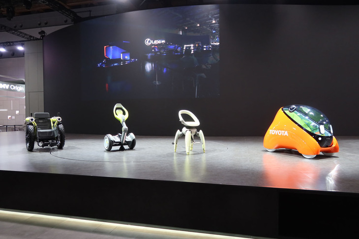 トヨタの小型モビリティー群。写真左から「challenge me」「boost me」「walk me」、そして子ども用の「TOYOTA Kids mobi」。