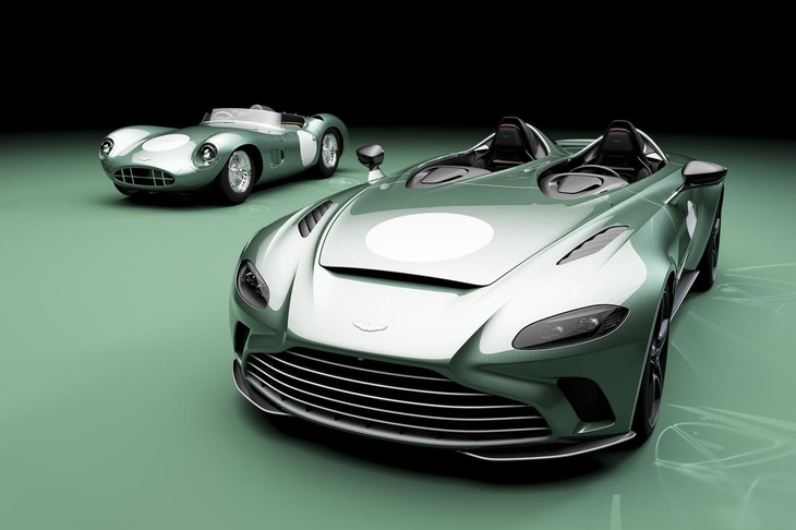 「V12スピードスター リミテッドエディション」と、歴史的なレーシングカー「DBR1」(写真奥)のツーショット。