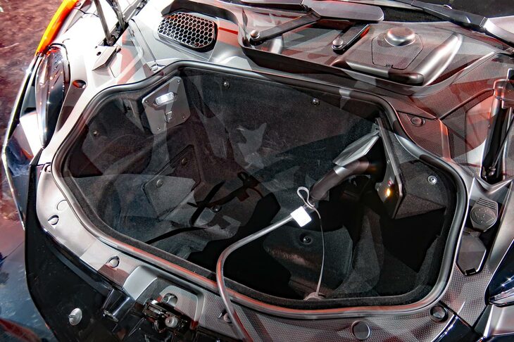 ランボルギーニ・レヴエルト(フロントトランク)